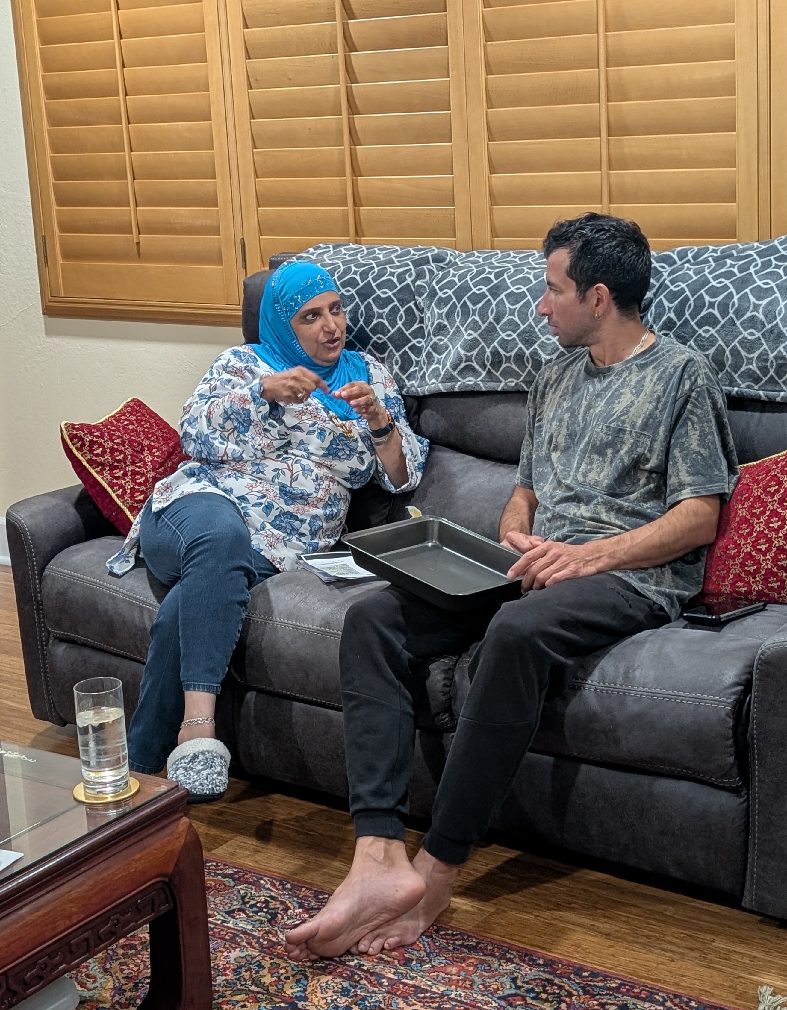 Jose Manuel deep in conversation with Sabah's mother on the living room sofa